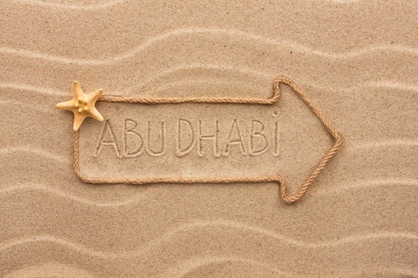 Seta feita de corda e conchas do mar com a palavra Abu dhabi no Imagens De Bancos De Imagens Sem Royalties