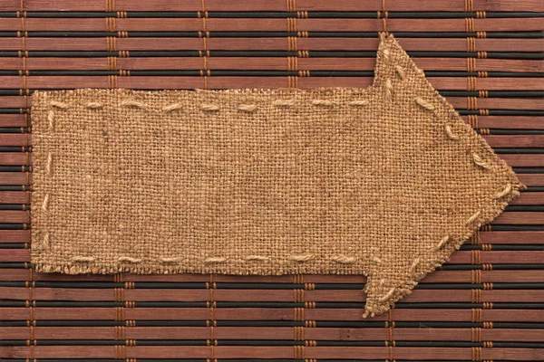 Seta feita de serapilheira encontra-se em um tapete de bambu — Fotografia de Stock
