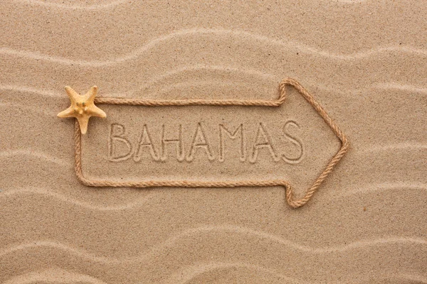 Стрела из верёвки и морской звезды со словом "Багамы" на сане. — стоковое фото