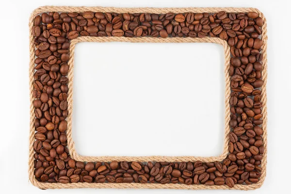 Két keretek készült a kötelet, a fehér háttérben szemes kávé — Stock Fotó