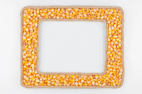 Dois quadros feitos da corda com grão de milho em um backgroun branco — Fotografia de Stock