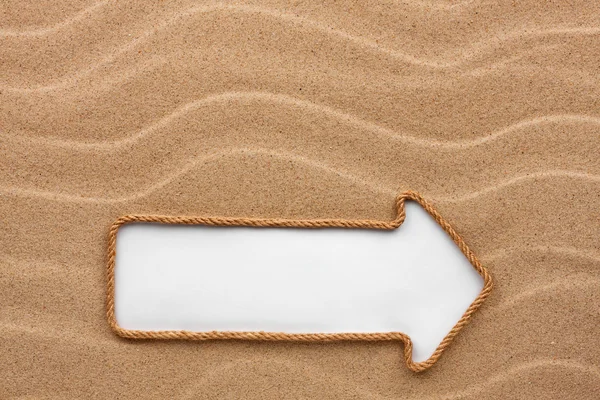 Puntatore realizzato in corda con sfondo bianco sulla sabbia — Foto Stock