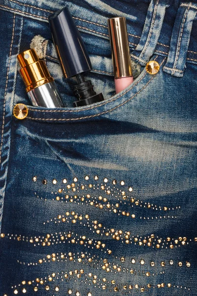 Kosmetik ragt aus der Hosentasche seiner Jeans mit Strass — Stockfoto