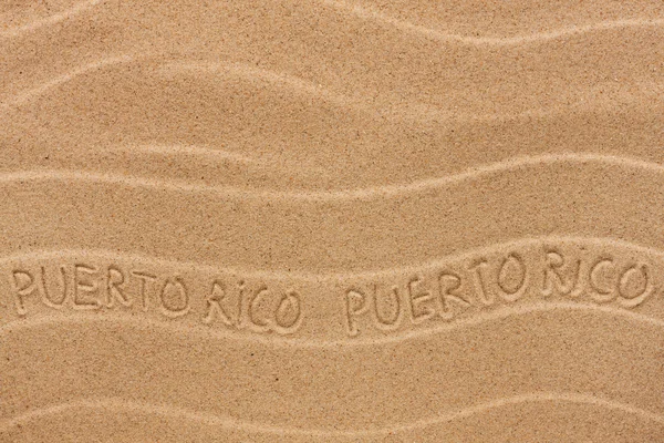 Inscripción de Puerto Rico en la arena ondulada — Foto de Stock