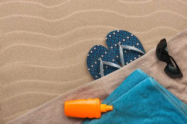 Men's accessories for the beach lying on the sand — Stock Photo, Image