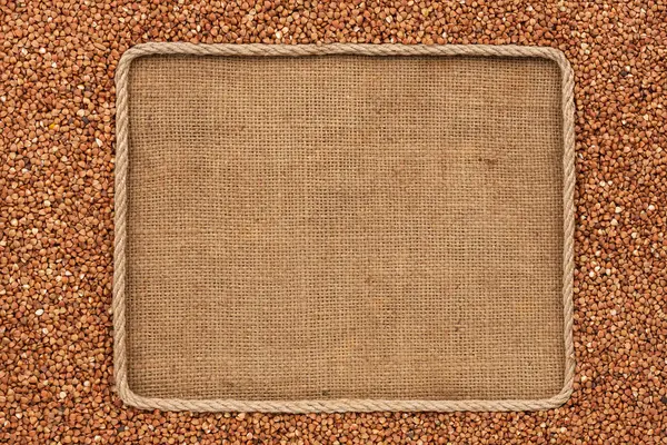 Telaio realizzato in corda con grani di grano saraceno su sacco — Foto Stock