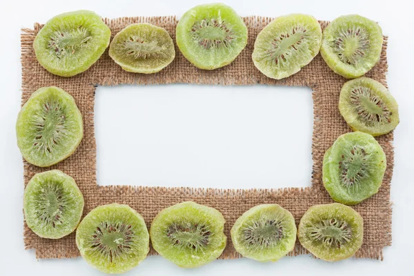 Frame gemaakt van jute met gedroogde kiwi — Stockfoto