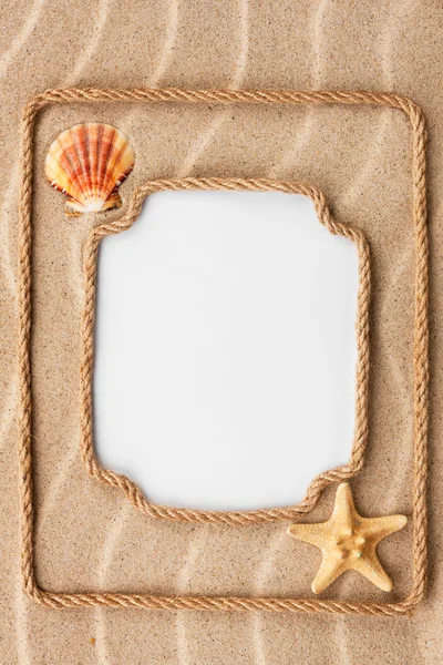 Dos hermosos marcos hechos de cuerda y conchas de mar con un bac blanco —  Fotos de Stock
