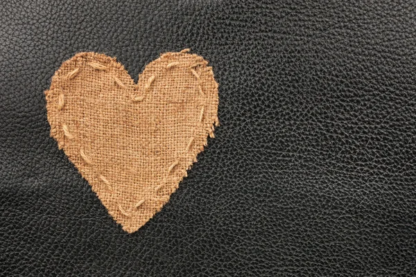 Le cœur symbolique de la toile de jute repose sur un cuir naturel — Photo
