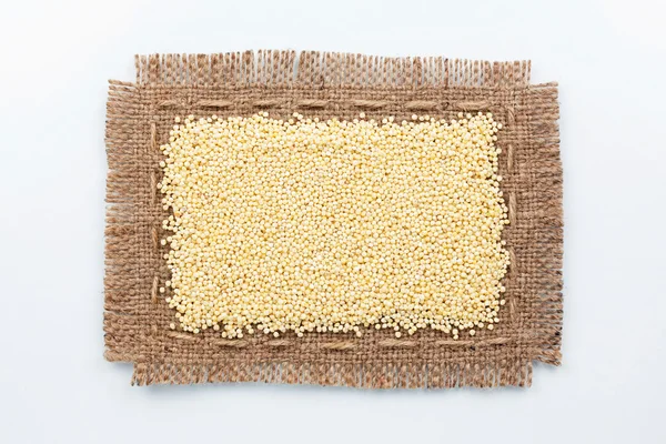 Классическая рама из мешковины с зернами проса — стоковое фото