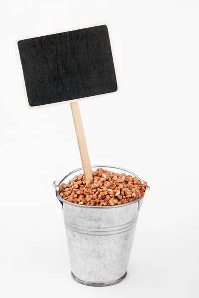 Указатель, цена в ведре гречишного зерна — стоковое фото