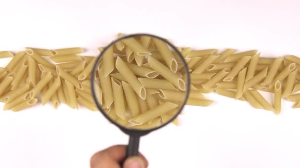 Vergrootglas vergroot de macaroni — Stockvideo