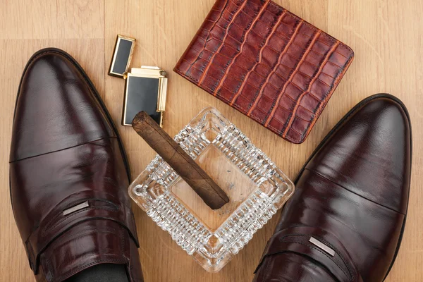Natura morta maschile, scarpe da uomo classiche e un sigaro in un posacenere — Foto Stock