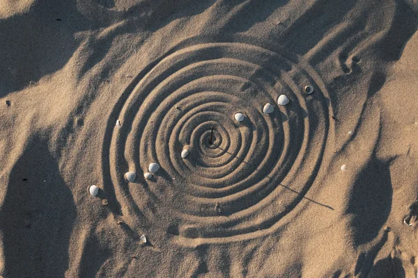 Reloj de sol conceptual en la arena de la playa — Foto de Stock