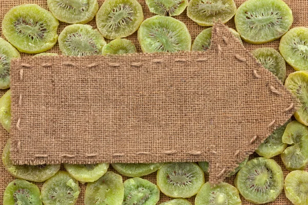 Pijl gemaakt van jute ligt op kiwi — Stockfoto