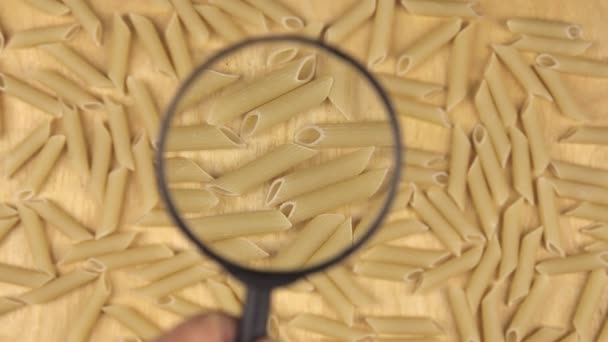 Main avec loupe augmente macaroni — Video