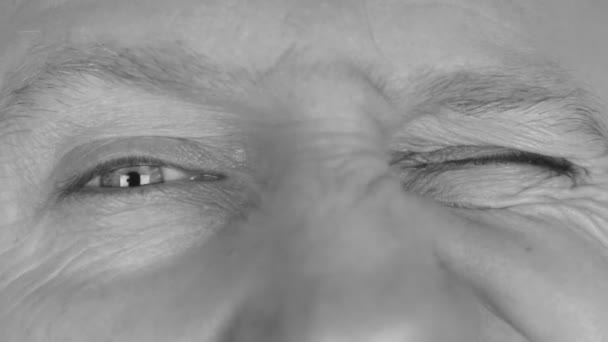 Gros plan en noir et blanc sur les yeux des hommes, les yeux clignants — Video