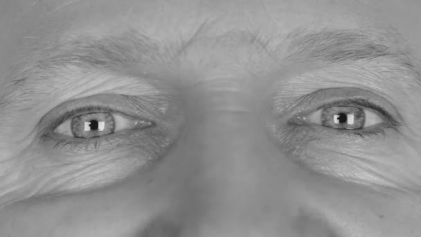 Primer plano en blanco y negro sobre los ojos de los hombres, ojos sonrientes — Vídeo de stock