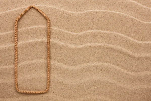 Aanwijzer gemaakt van touw op het zand — Stockfoto