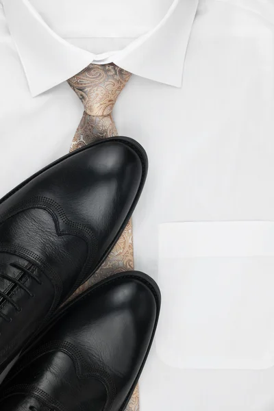 Homens clássicos sapatos, gravata em uma camisa branca — Fotografia de Stock