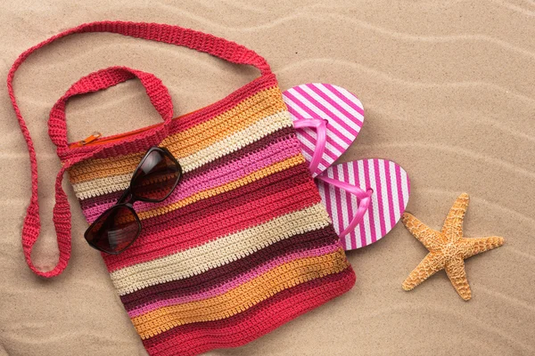 Beach bag with  flip flops, sunglasses and starfish. — Stock Photo, Image