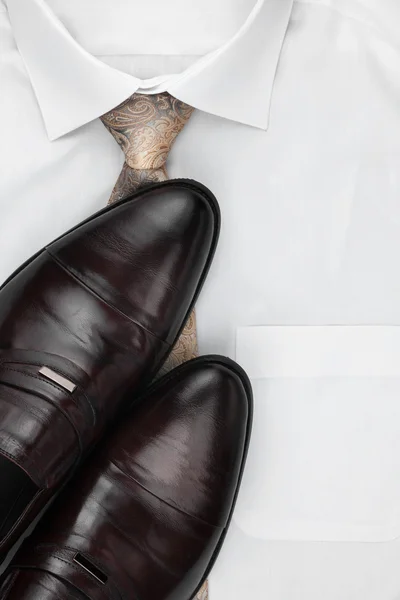 Classic mens shoes, tie on a white shirt — Stock Photo, Image