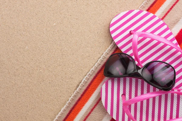 Women's accessories for the beach lying on the sand — Stock Photo, Image