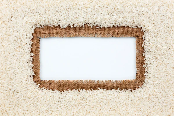 Ram av säckväv och ris korn ligger på vit bakgrund — Stockfoto
