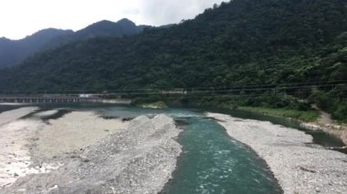 Çok temiz ama hızlı akan bir nehir.