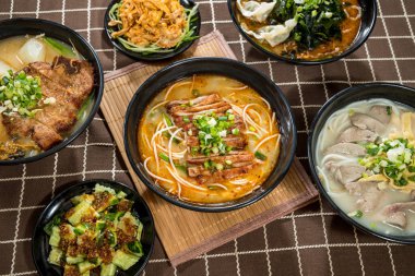 Çeşitli Asya erişte çorbaları ve mezeler köfteli, etli, sebzeli ve salatalı.