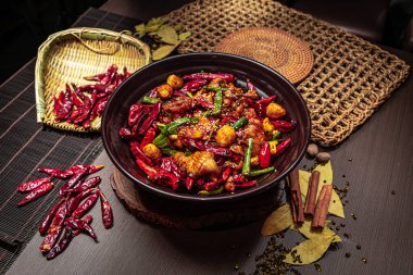 Baharatlı, tavuklu, kurutulmuş biberli, sarımsaklı, yeşil soğanlı ve susamlı bir kızartma..