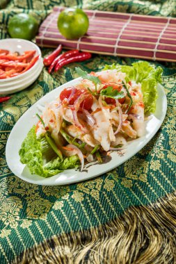 Tayland usulü soğanlı, domatesli, yeşil fasulyeli, marullu, kişniş soslu ve biberli salata..