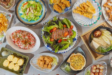 Japon yemekleri arasında salata, sıcak tencere, tempura, tamagoyaki, deniz ürünleri graten, suşi ruloları ve mochi de var..