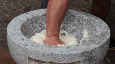 Hareketli bir meydanda, hünerli ellerle kremalı ikramlar hazırlamak.