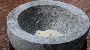 Güneşin doğuşuyla birlikte, el yapımı bir havan topu hazırlamak.