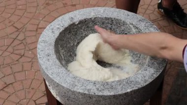 Geleneksel yemek hazırlama sanatını, ellerin güneşin altındaki taştan bir havan topunun içeriğini karıştırmasıyla tecrübe edin.