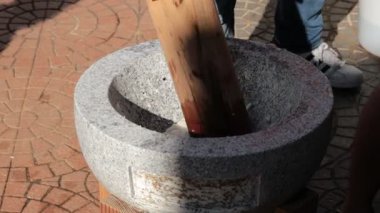 Canlı bir öğleden sonra güneşinde, yerel bir markette, bir taş fabrikasında geleneksel hamur yaratmak.