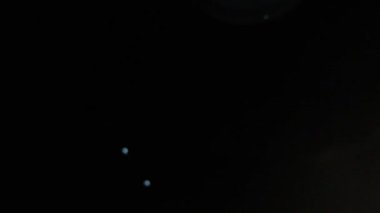 Gece gökyüzünde garip ışıklar dans ediyor. Sessiz bir kasabada. Bir yaz akşamı boyunca.