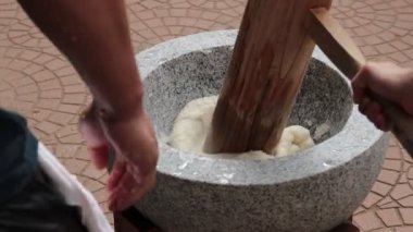 Yerel bir mekanda geleneksel bir taş kasede hamur yapma sanatında ustalaşmak.