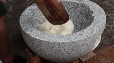 Geleneksel bir taş kasede elle hamur yaratmak: Mutfağın kalbinden bir mutfak sanatı