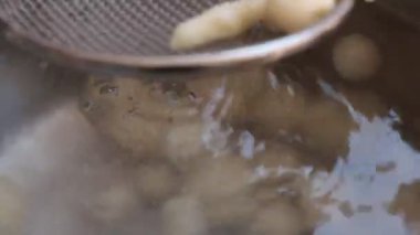 Güneşli bir öğleden sonra pencerenin yanındaki sıcak mutfakta nefis hamur tatlısı pişirme anları.