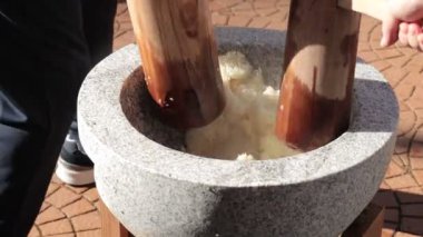 Açık havada geleneksel yemek hazırlama sanatını keşfedin.