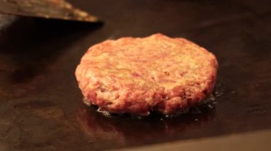 Cızırdayan köfteler ızgarada altın gibi pişiyor.