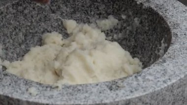 Köy mutfağında geleneksel hamur ustalığı ve özenle hazırlanıyor.