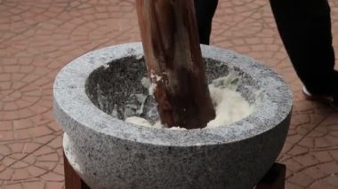 Köy mutfağında eşsiz bir taş öğütücüyle geleneksel hamur yaratmak.