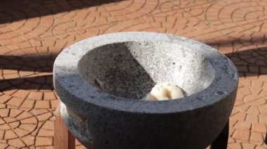 Güneşli bir avluda geleneksel hamur ve antik teknikler yapmak