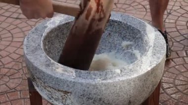 Geleneksel yemek pişirme ritmini havan ve tokmakla canlı bir şekilde dışarıda deneyin.