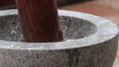 Canlı bir pazar ortamında geleneksel havan ve tokmakla baharat öğütme sanatında ustalaşmak