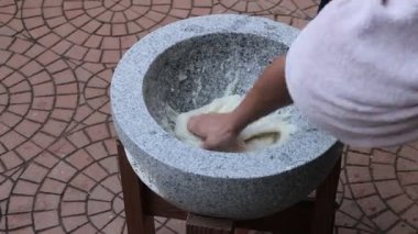 Sıcak öğleden sonra güneşi altında canlı bir bahçe ortamında geleneksel hamur yapma sanatını keşfetmek
