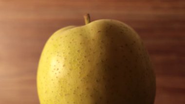 Olgun, sarı bir armudun güzelliğini keşfetmek doğal ışıkta farklı açılardan.